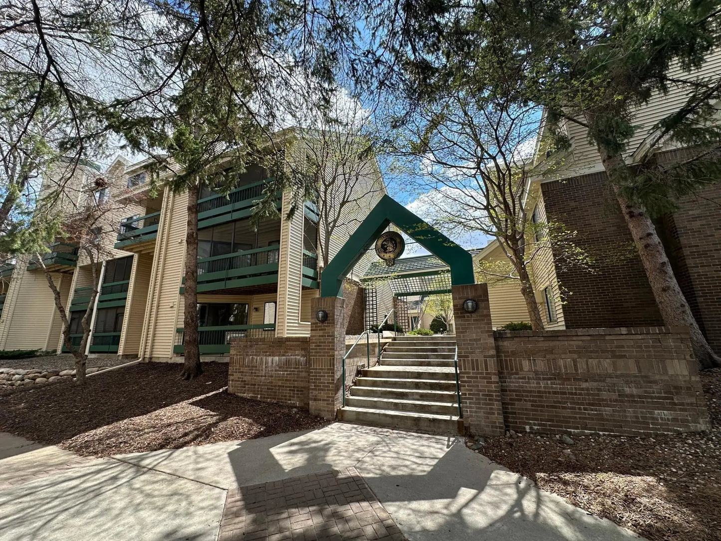 7631 Edinborough Way, Edina, MN 55435