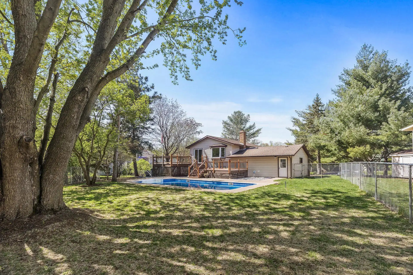 255 Hallam Curve, Mahtomedi, MN 55115